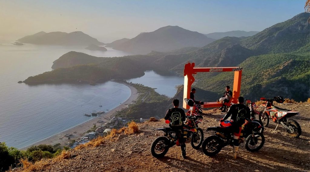 Незабываемые маршруты-поездка через разнообразные маршруты,от суровых гор до прибрежных троп.